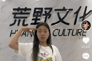 ✍️?赛后球迷递给了克莱一件库里球衣 克莱照样为其签名